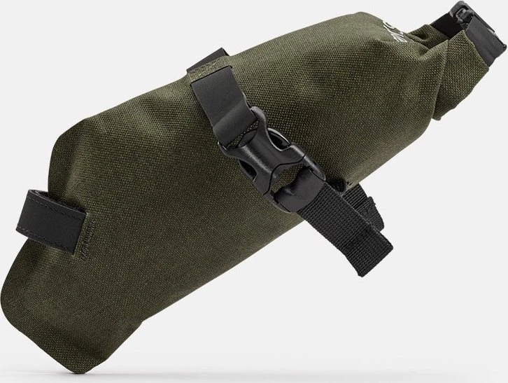 Brooks Palapinės po balnu krepšys BROOKS SCAPE SADDLE ROLL BAG, purvo žalia, talpa 1L, tvirtinimas ant dirželių, atsparumas vandeniui IPX4 (NAUJAS)