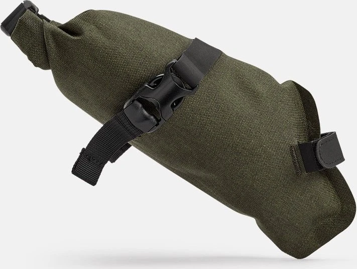 Brooks Palapinės po balnu krepšys BROOKS SCAPE SADDLE ROLL BAG, purvo žalia, talpa 1L, tvirtinimas ant dirželių, atsparumas vandeniui IPX4 (NAUJAS)