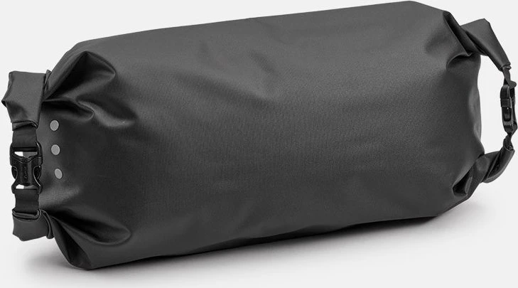 Brooks Vairaračio krepšys BROOKS SCAPE HANDLEBAR ROLL, juoda, talpa 9-11 l, tvirtinimas dirželiais, atsparumas vandeniui IPX4 (NAUJIENA)