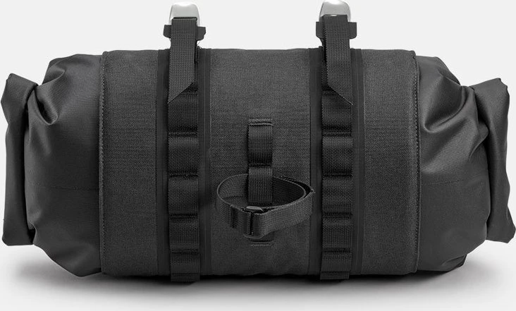 Brooks Vairaračio krepšys BROOKS SCAPE HANDLEBAR ROLL, juoda, talpa 9-11 l, tvirtinimas dirželiais, atsparumas vandeniui IPX4 (NAUJIENA)