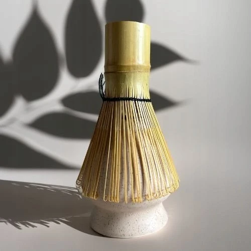 „Brown House & Tea“ – „Matcha Chasen“ stovas – smėlio spalvos