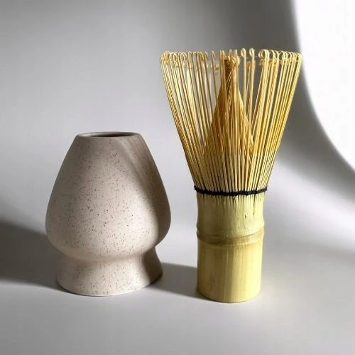 „Brown House & Tea“ – „Matcha Chasen“ stovas – smėlio spalvos