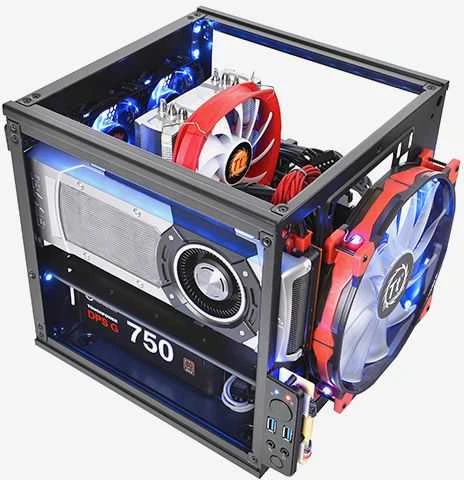 THERMALTAKE Core V1 Mini-ITX Case 2x USB 3.0 ir 1x HD Audio I/O jungtis viršuje, vienas iš anksto įdiegtas 200 mm ventiliatorius