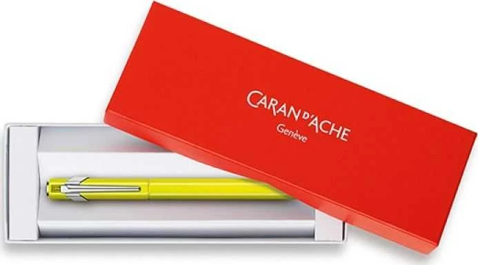 Geltonas Caran d'Ache 849 rašiklis dėžutėje