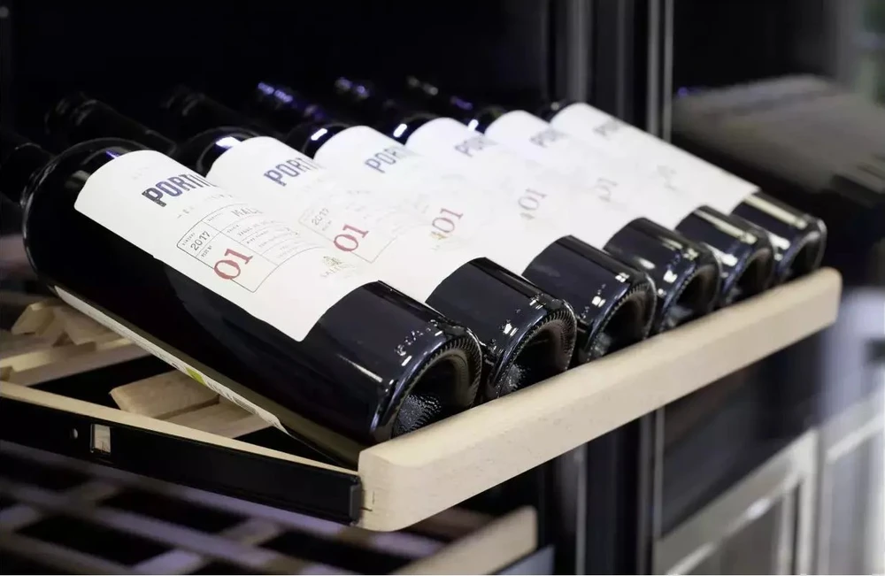 Caso | Vyno aušintuvas | WineChef Pro 40 | Energijos vartojimo efektyvumo klasė G | Vitrina | Laisvai pastatomas | Butelių talpa 40 butelių | Aušinimo tipas: Kompresorinė technologija | Juodas
