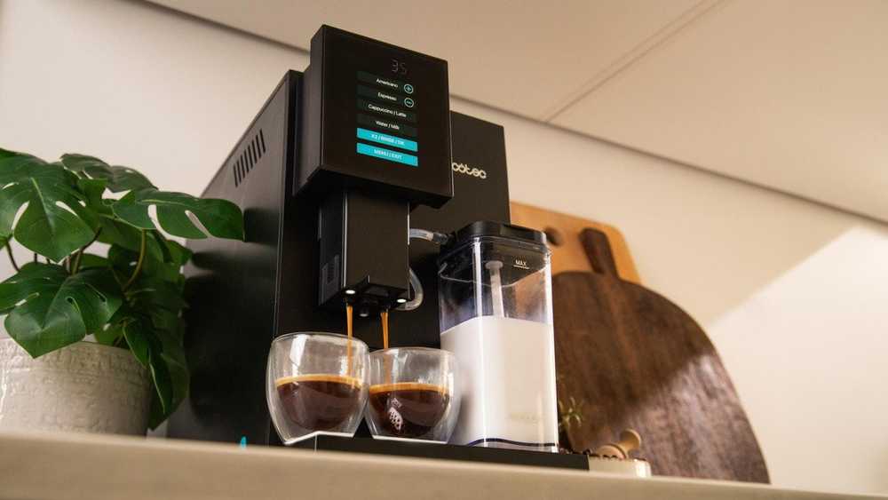 Kavos aparatas Cecotec | Cremmaet Compactccino Connected | Slėgis 19 bar | Su pieno plakikliu | Super-automatinis | Juodas