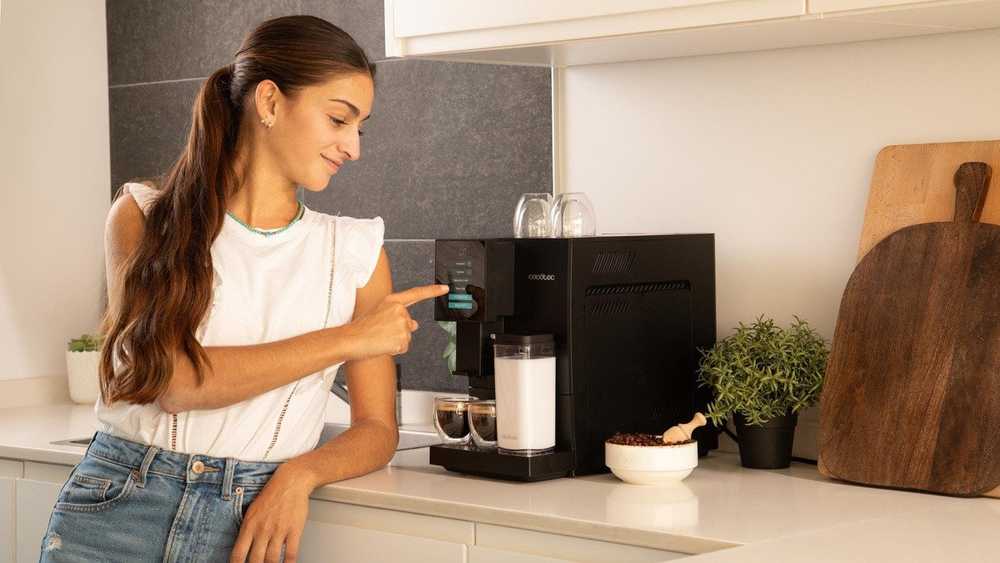 Kavos aparatas Cecotec | Cremmaet Compactccino Connected | Slėgis 19 bar | Su pieno plakikliu | Super-automatinis | Juodas