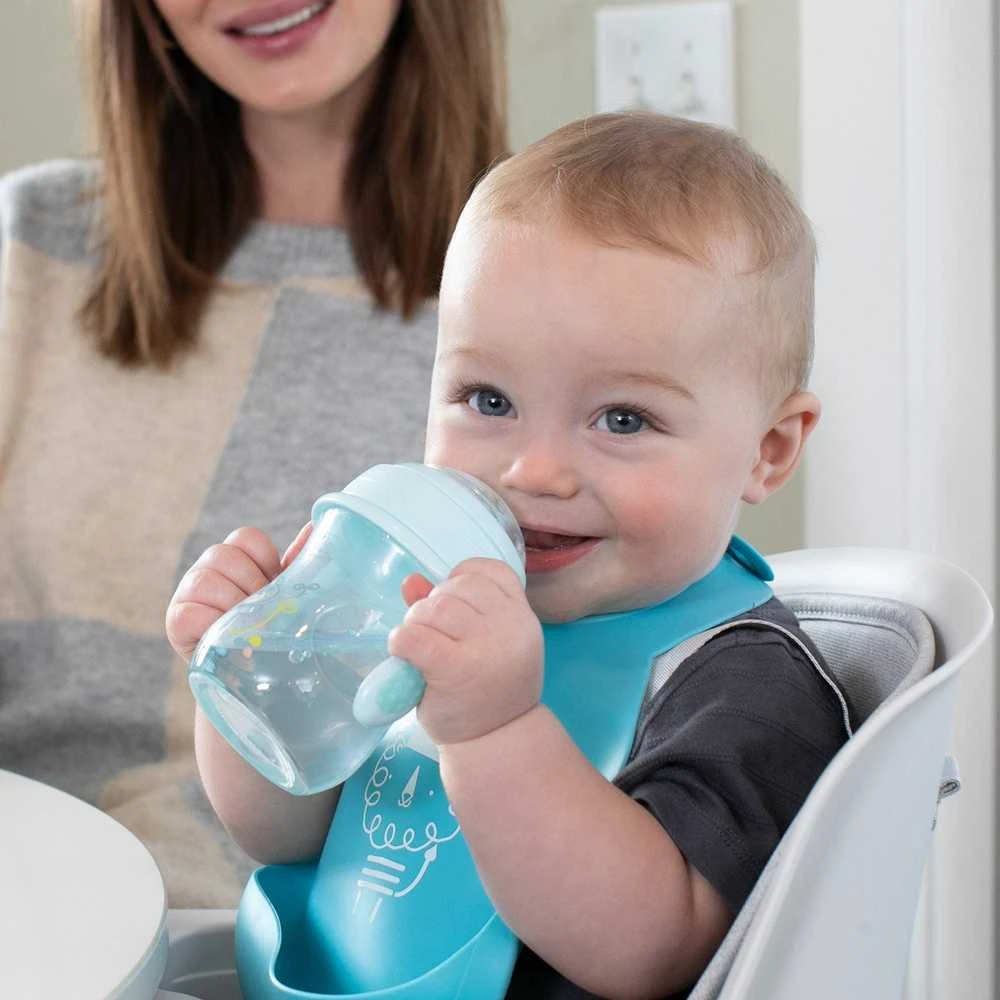 Dėklas Chicco Puodelio treniruočių kamuolys su minkštu kandikliu 200 ml 4 mėn.+