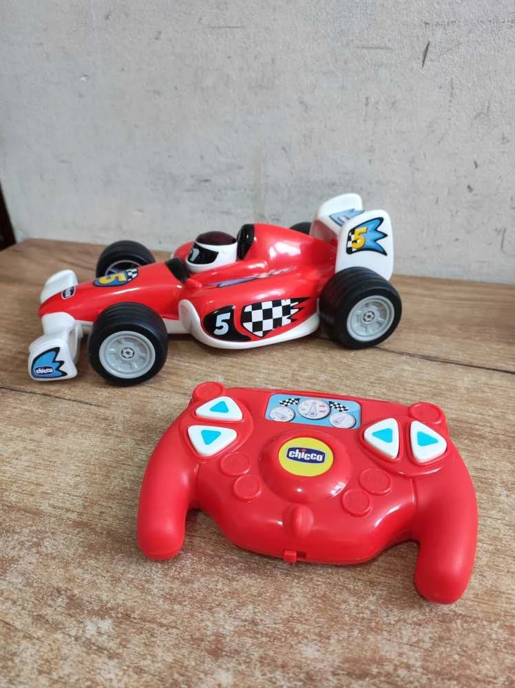 Chicco Radijo bangomis valdomas lenktyninis automobilis Tom R/C
