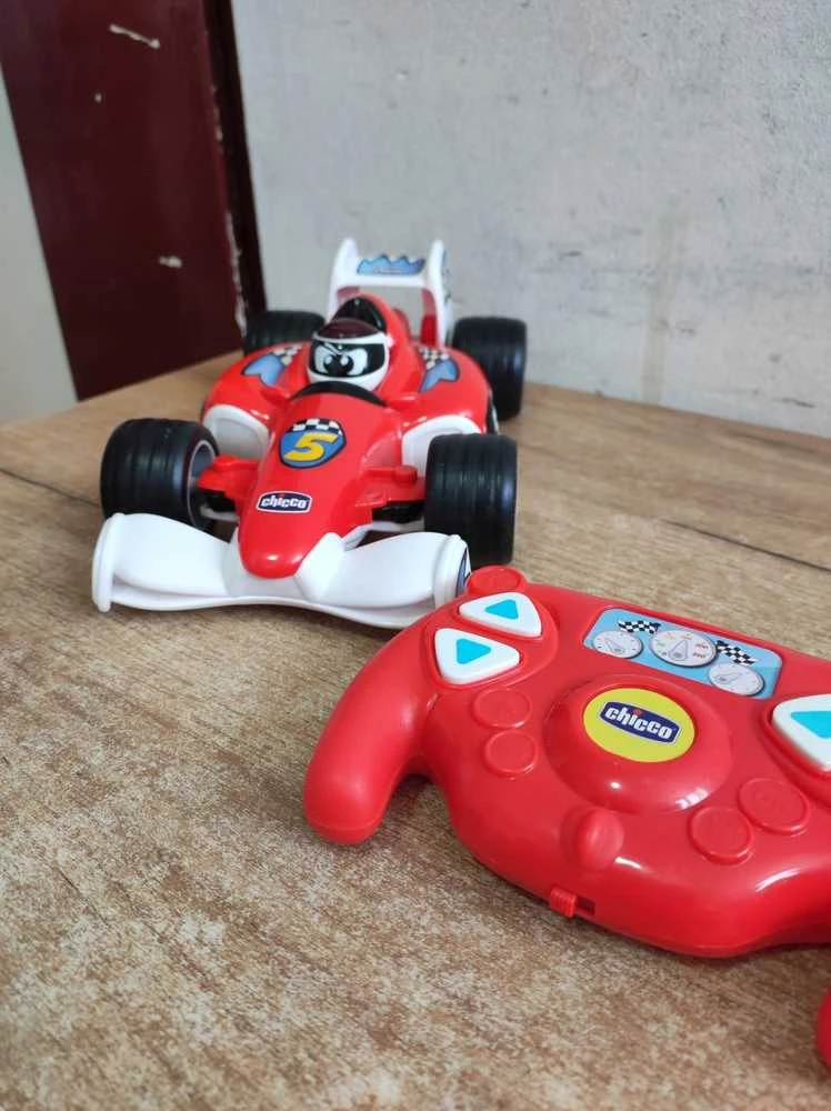 Chicco Radijo bangomis valdomas lenktyninis automobilis Tom R/C