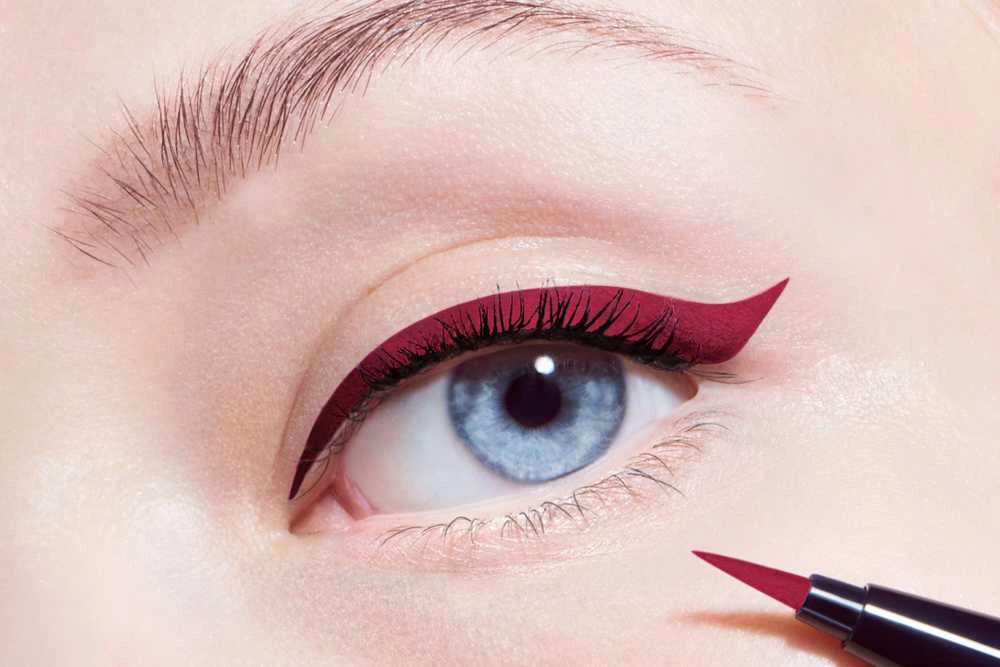 Christian Dior Diorshow On Stage Atsparus vandeniui Ultra-Flexible Felt Tip Intense Color Liquid Akių apvadas 771 Matte Burgundy 0.55 ml