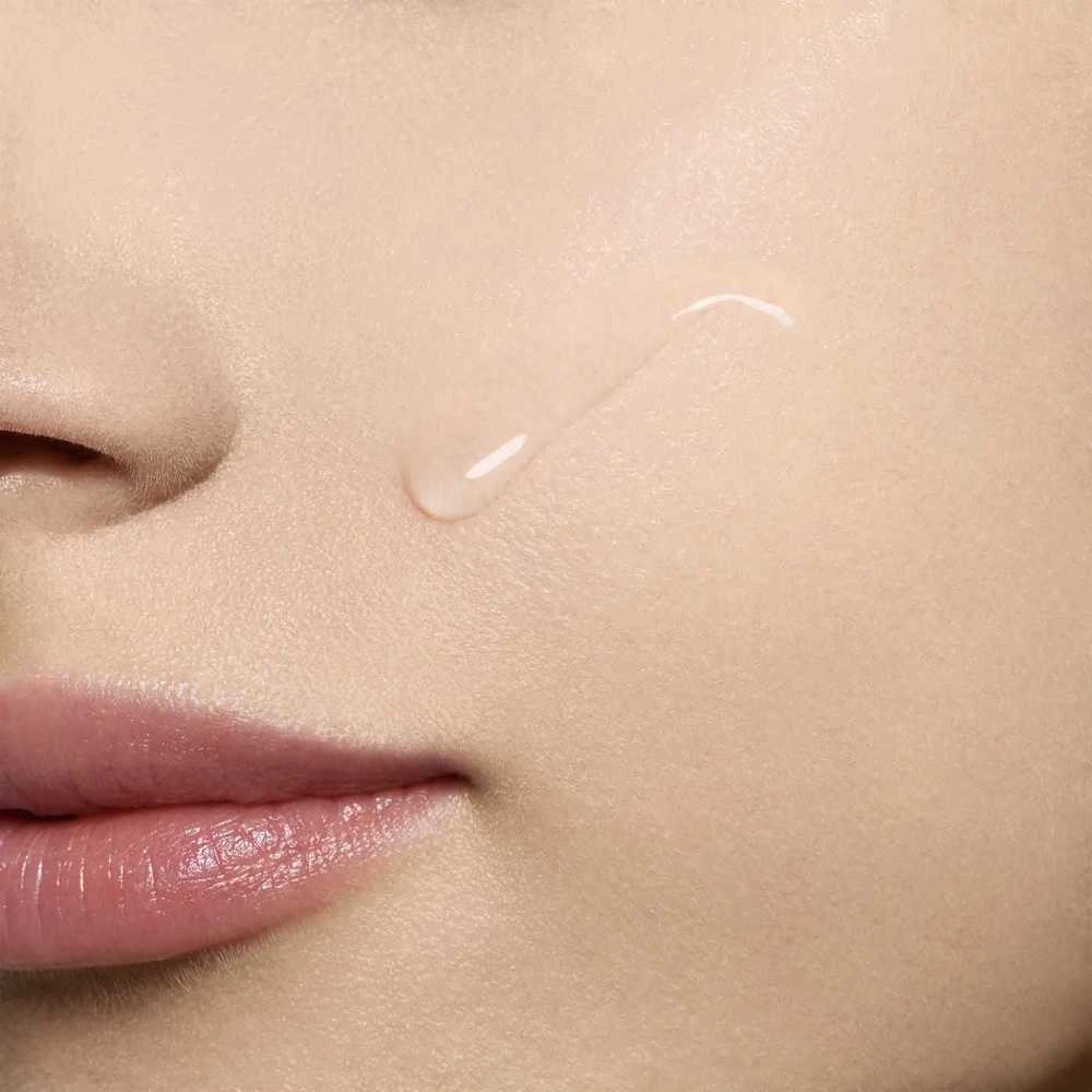 Clarins Bright Plus į tamsias dėmes nukreipta gydomoji esencija