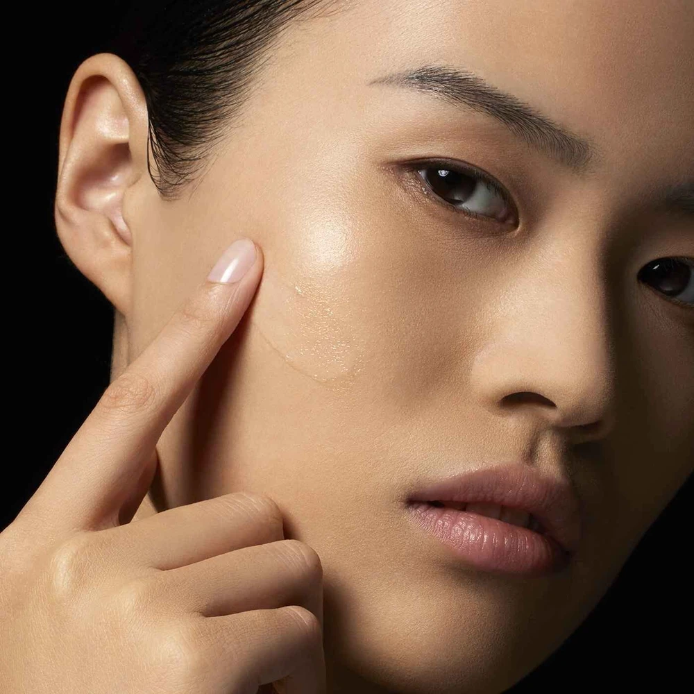 „Clarins Precious Huile En Serum“ drėkinamasis ir atkuriamasis naktinis veido serumas, 30 ml