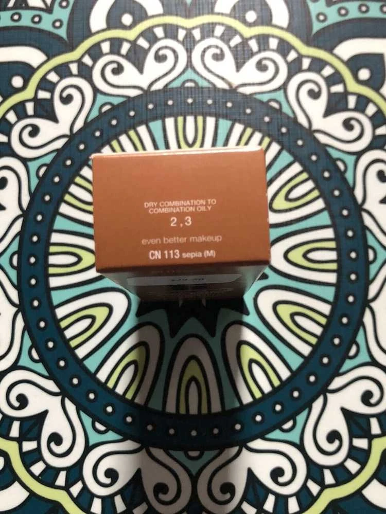 „Clinique Even Better“ drėkinamasis skystas makiažo pagrindas be parabenų CN 113 Sepia SPF 15, 30 ml