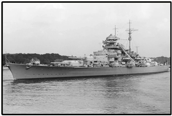 Cobi Klocki Karo laivas „Bismarck 3204“ kaladėlės