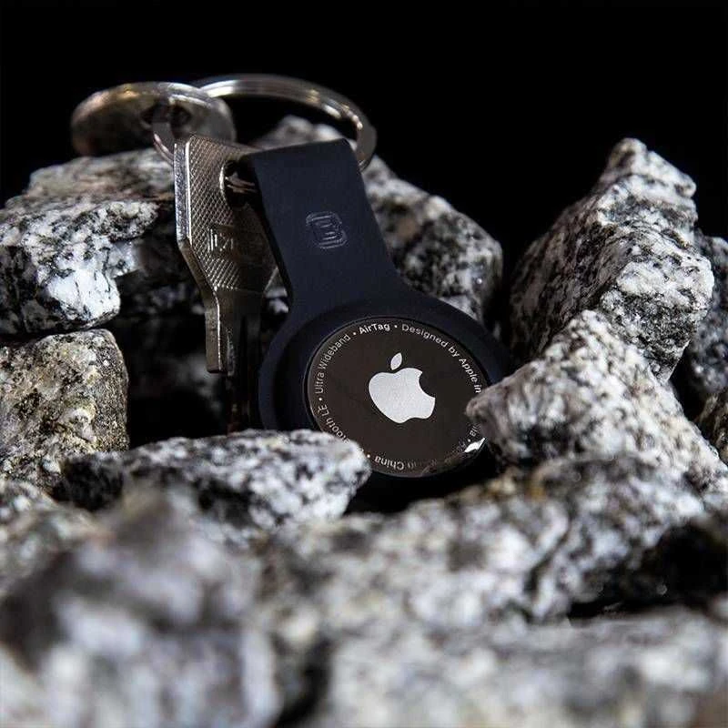 Crong silikoninis dėklas su raktų pakabuku - Apsauginis dėklas raktų pakabukui, skirtas Apple AirTag Juodas