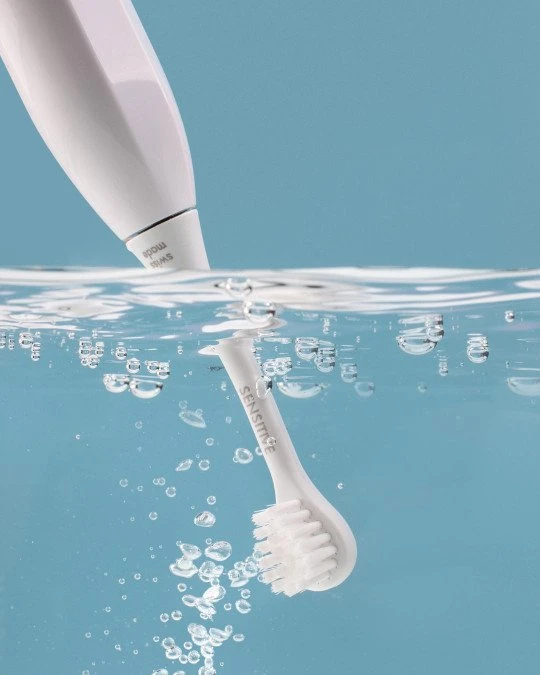 Curaprox Hydrosonic šepetėlis vandenyje