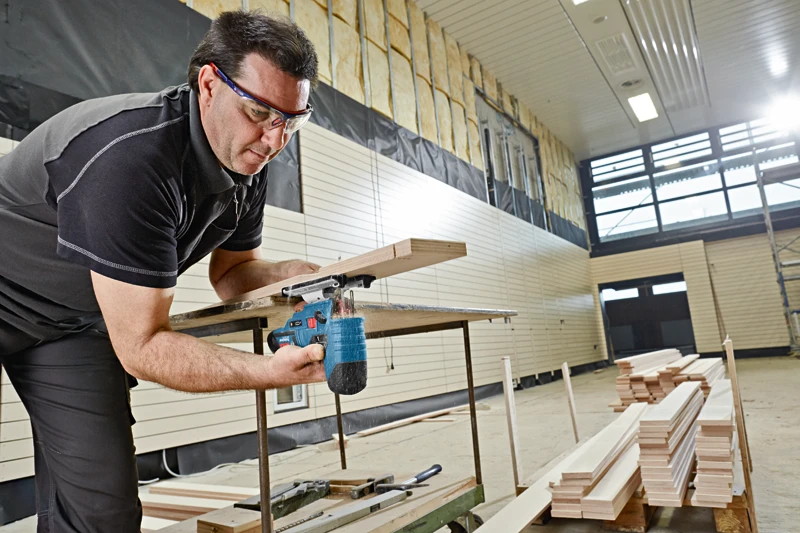 Akumuliatorinis siaurapjūklis Bosch GST 10,8V Li be akumuliatoriaus ir kroviklio