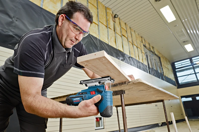 Akumuliatorinis siaurapjūklis Bosch GST 10,8V Li be akumuliatoriaus ir kroviklio