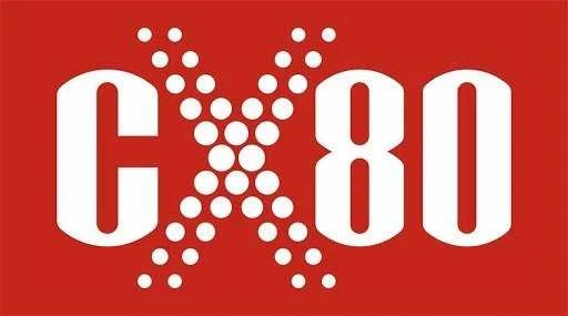 CX80 prekės ženklo logotipas raudoname fone