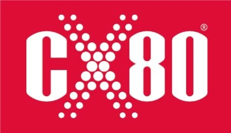 CX80 prekės ženklo logotipas raudoname fone