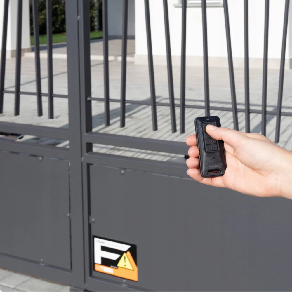FAAC „Cyclo C720 FDS“ komplektas – 24 V automatika iki 400 kg svorio stumdomiems vartams