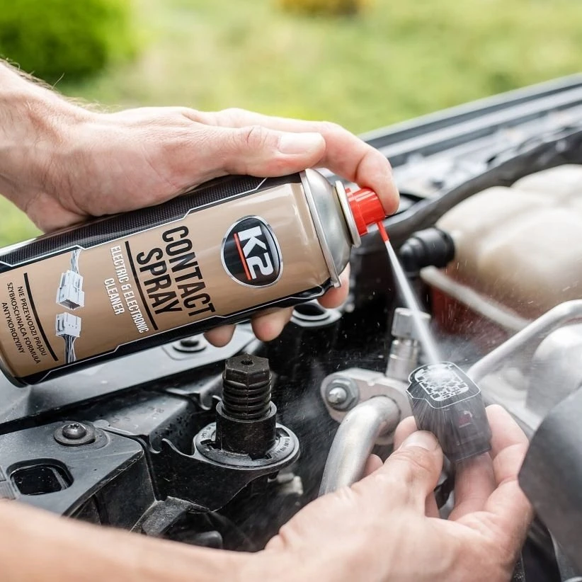 K2 kontaktų valiklio purškimas į automobilio jungtį