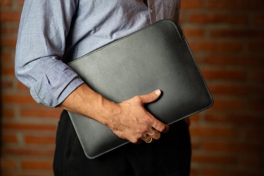 BALTAN Odinis dėklas su zamkiem do MacBooka Air 15" juoda