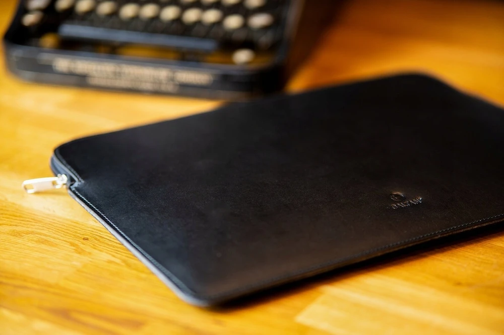 BALTAN Odinis dėklas su zamkiem do MacBooka Air 15" juoda