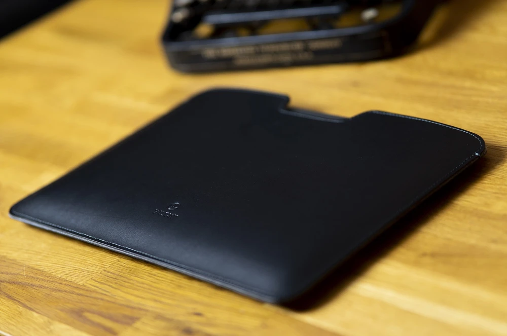 BALTAN Odinis dėklas Razor do MacBooka Pro 13" juoda