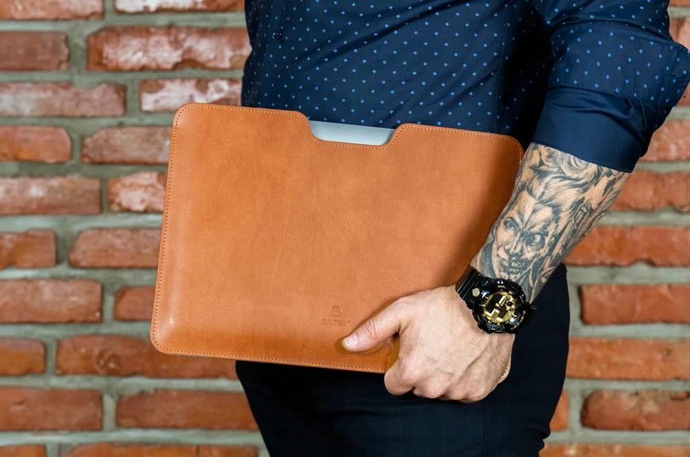 BALTAN Odinis dėklas Razor do MacBooka Pro 13" ruda