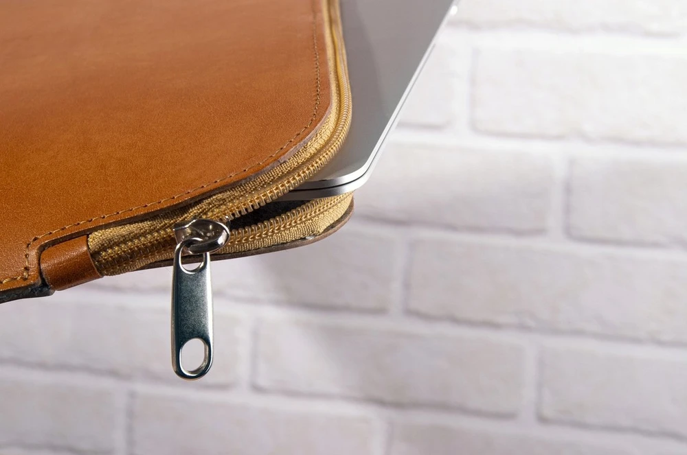 BALTAN Odinis dėklas su zamkiem do MacBooka Air 15" M4 ruda