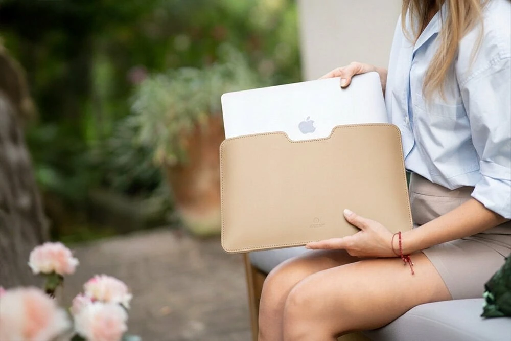 BALTAN Odinis dėklas Razor do MacBooka Air 15" M5 smėlio sp.