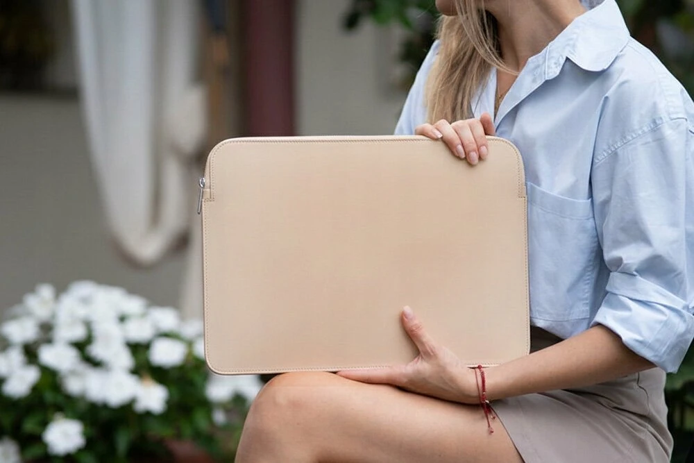 BALTAN Odinis dėklas su zamkiem do MacBooka Air 15" M5 smėlio sp.