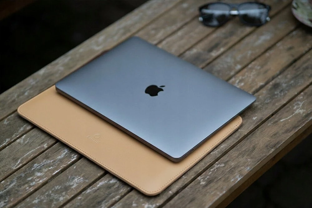 BALTAN Odinis dėklas su zamkiem do MacBooka Air 15" M5 smėlio sp.