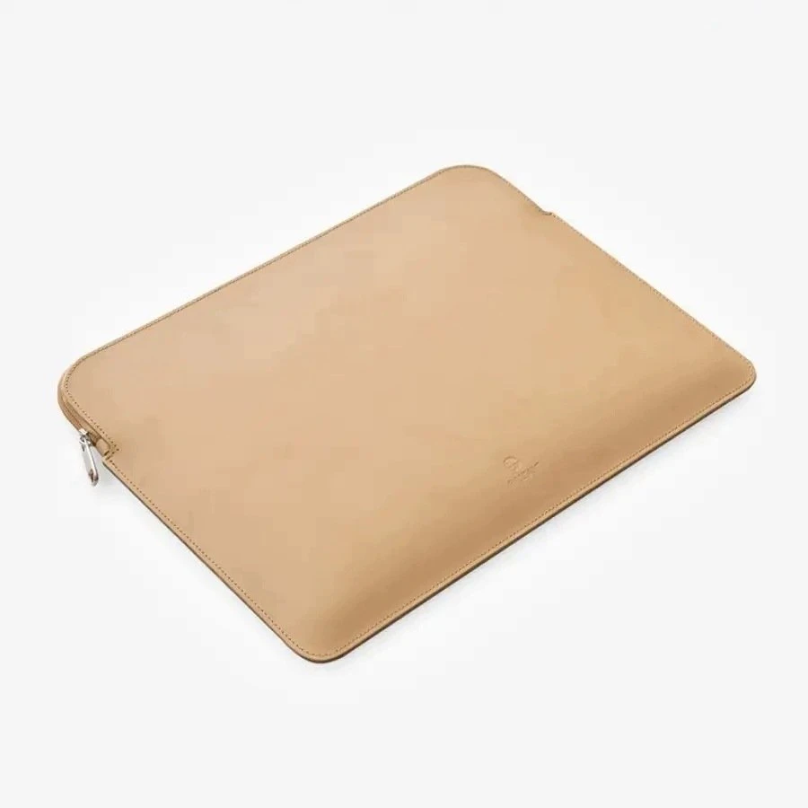 BALTAN Odinis dėklas su zamkiem do MacBooka Pro 14" M5 smėlio sp.