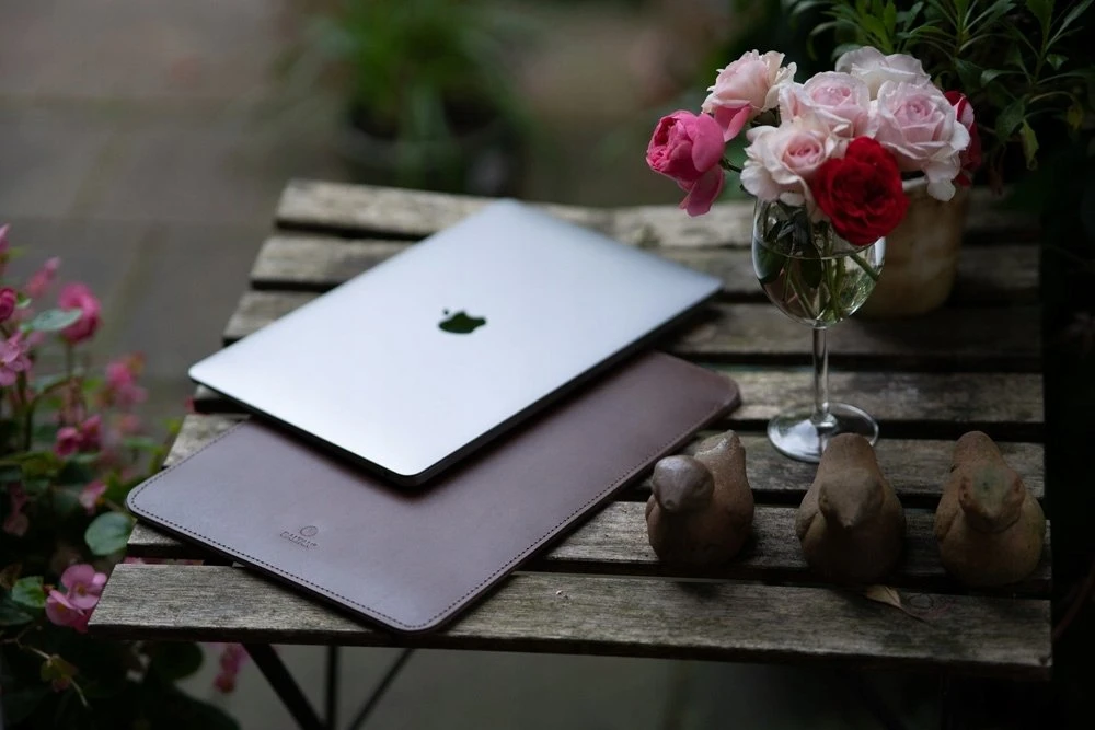 BALTAN Odinis dėklas Premium do MacBooka Pro 14" M4 tamsiai ruda