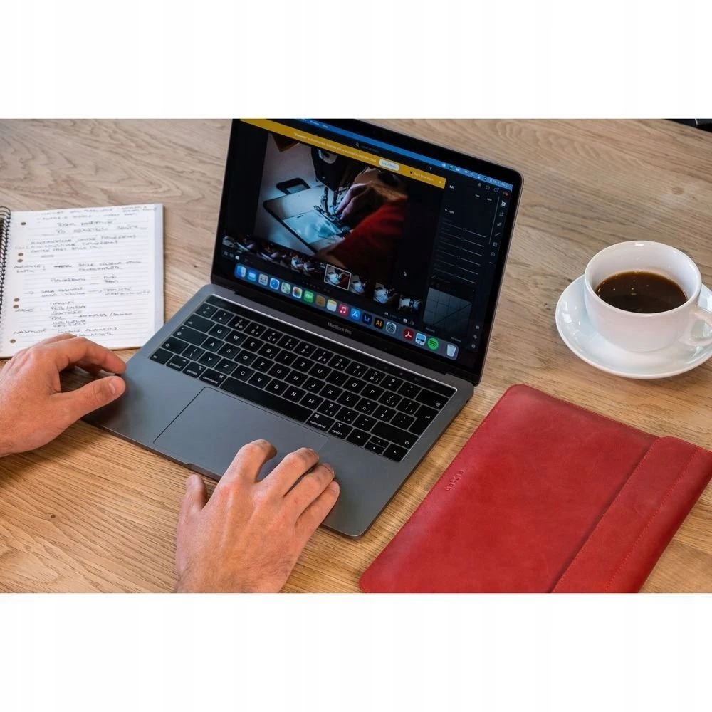 Dėklas Fixed Skórzane etui FIXED Oxford dla Apple MacBook Pro 14'' (2021/2023/2024) raudona