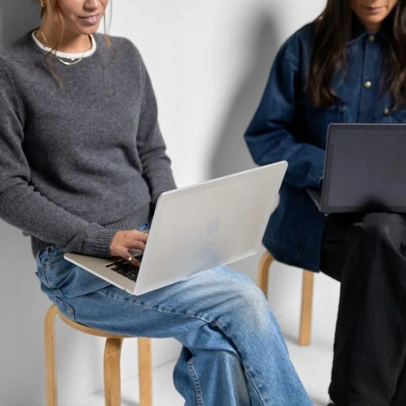 „Incase Edge“ kietasis dėklas „MacBook Air 13“ M4 (2025) / M3 (2024) / M2 (2022) kompiuteriui, skaidrus