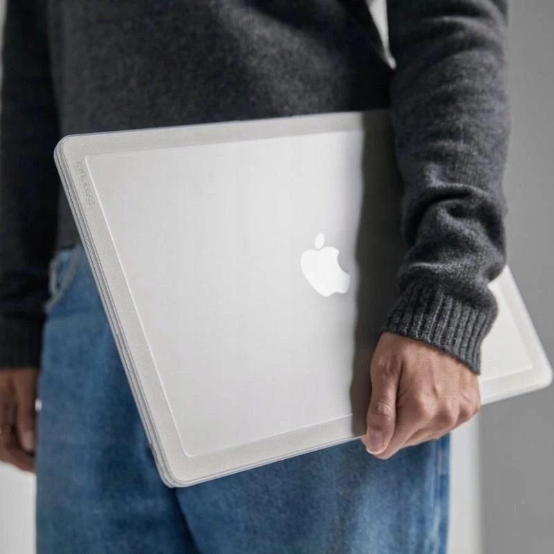 „Incase Edge“ kietasis dėklas „MacBook Air 13“ M4 (2025) / M3 (2024) / M2 (2022) kompiuteriui, skaidrus