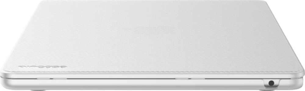 „MacBook Air“ 13,6 colio M2 (2022 m.) „Incase Hardshell“ dėklas (taškai / skaidrus)