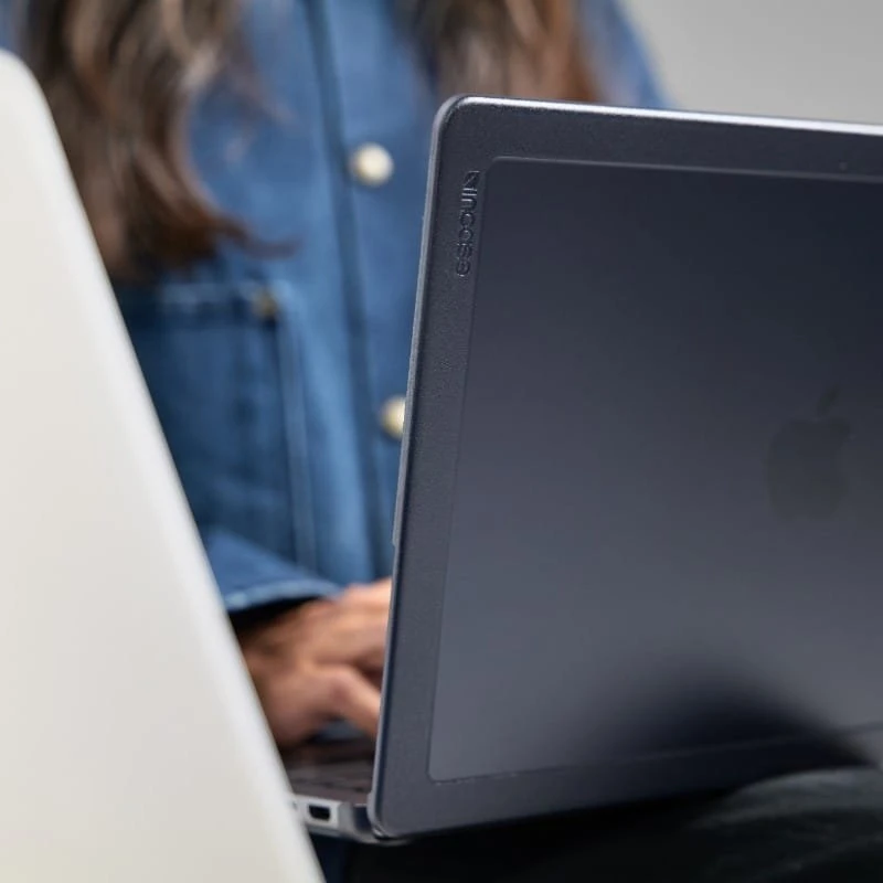 „Incase Edge“ kietasis dėklas – „MacBook Pro 16 M4/M3/M2/M1/2024-2021“ Juodas