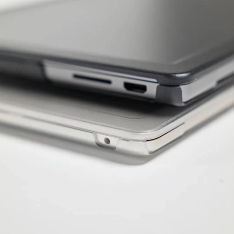 „Incase Edge“ kietasis dėklas – „MacBook Pro 16 M4/M3/M2/M1/2024-2021“ Juodas