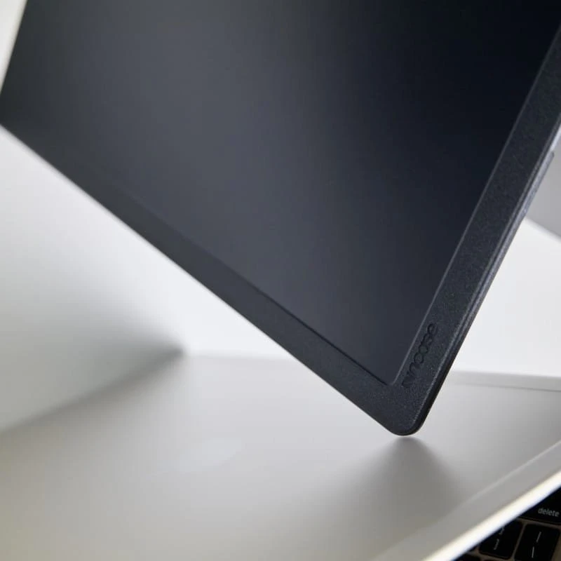 „Incase Edge“ kietasis dėklas – „MacBook Pro 16 M4/M3/M2/M1/2024-2021“ Juodas