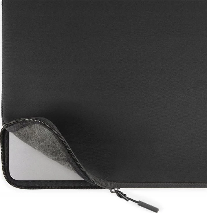 Pipetto Classic Fit dėklas, juodos spalvos – Apple MacBook Air 15″