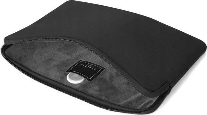 Pipetto Classic Fit dėklas, juodos spalvos – Apple MacBook Air 15″