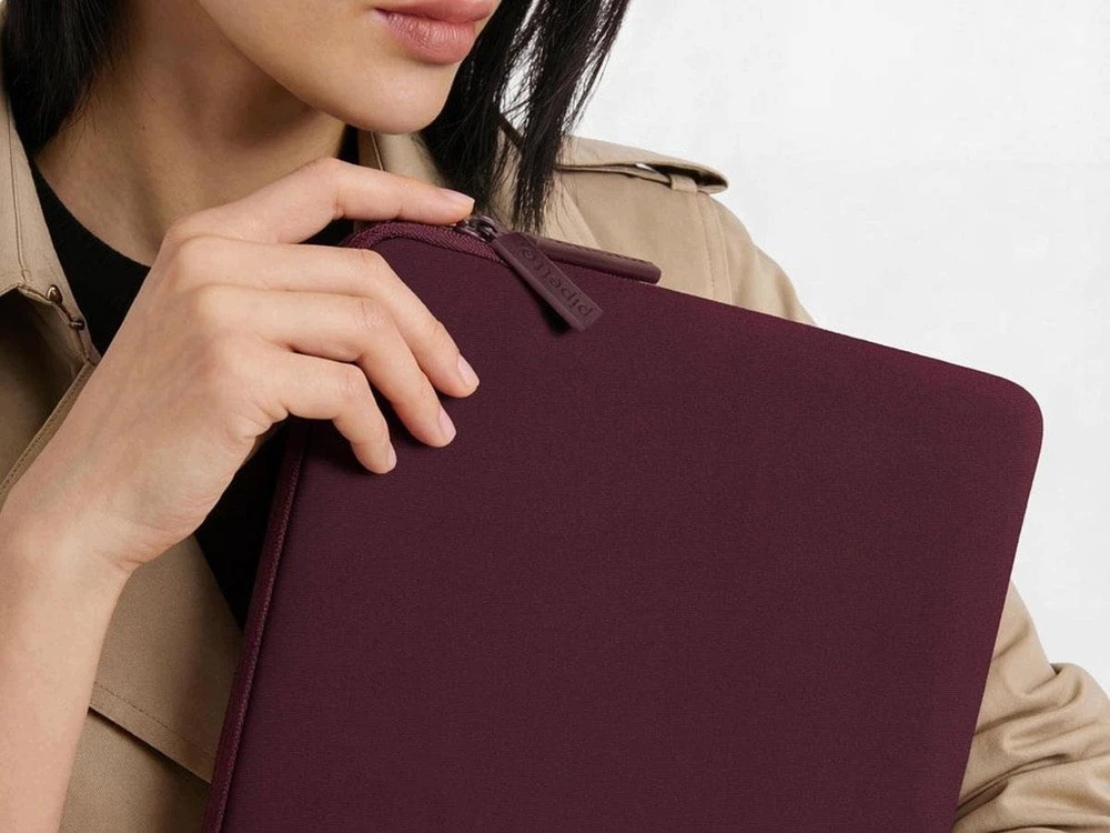 „Pipetto Classic Fit“ dėklas, bordo spalvos – „Apple MacBook Neo 13“ (A18 Pro)