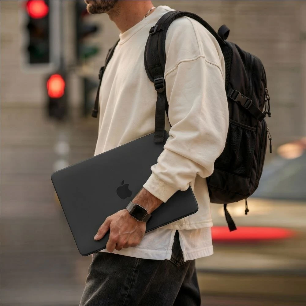 „Tech-Protect“ minkštas dėklas „MacBook Neo 13“ (2026 m.) – matinis juodas