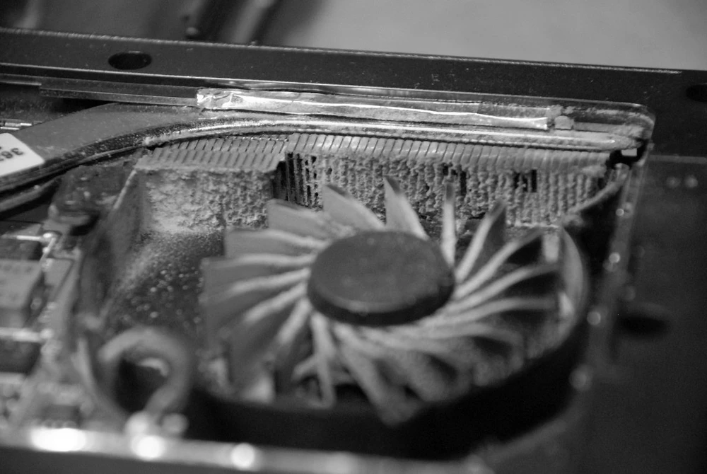 Dell „Inspiron 15“ serijos nuolatinės srovės maitinimo lizdo laidas