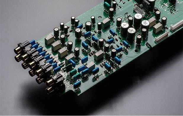 Denon PMA-1700NE integruotas stiprintuvas su šoniniu signalu